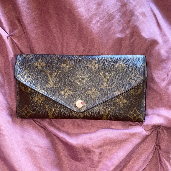 LV Josephine Wallet in the color Berry. In good condition,has minor wear&tear. - Picture 2 of 6